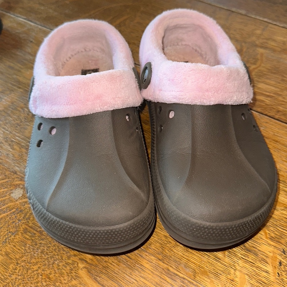 Crocs faux fur pink size 6